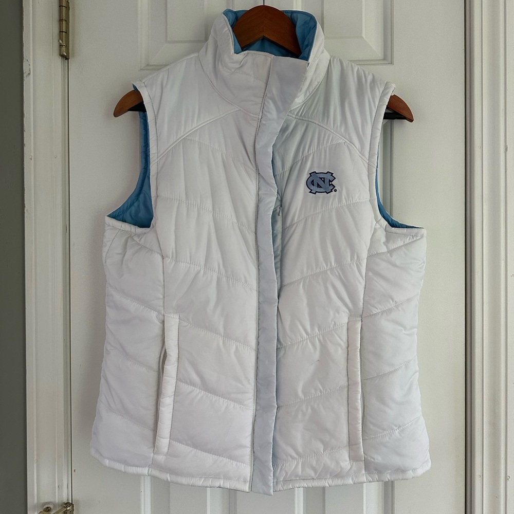 UNC Reversible Columbia Vest - size Medium